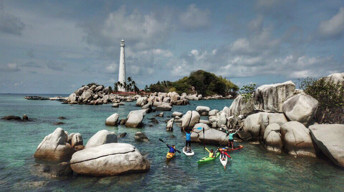 Pegiat kayak beraktivitas di Belitung