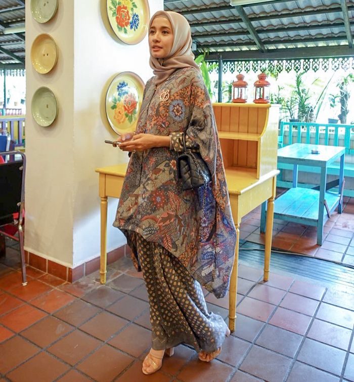 Laudya Cynthia Bella dalam balutan blouse asimetris nuansa batik.