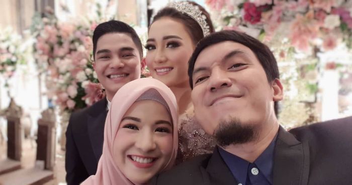 Bersama sang suami hadiri kondangan kakak Citra Kirana
