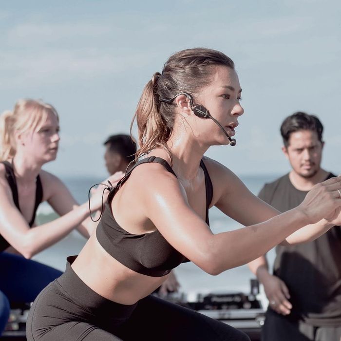 Jennifer Bachdim aktif dalam membagikan kegiatan workoutnya.