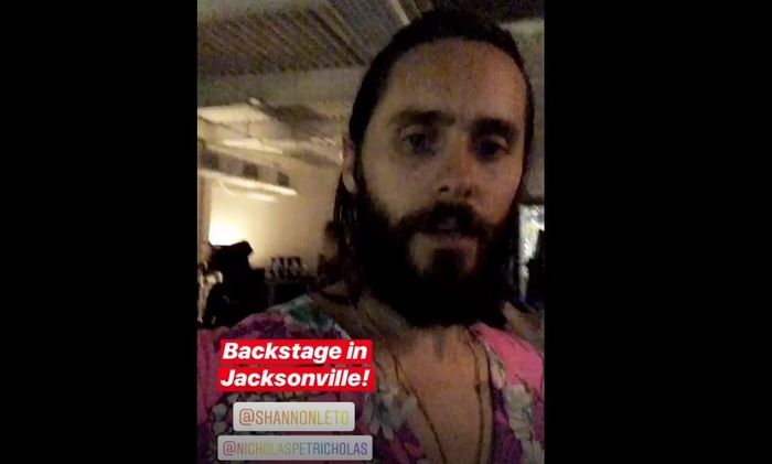 Jared Leto siap-siap di belakang panggung