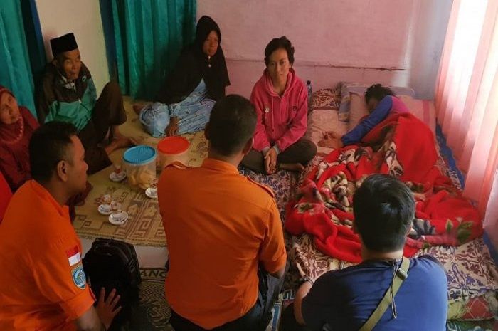 Nining Sunarsih (berbaring) 