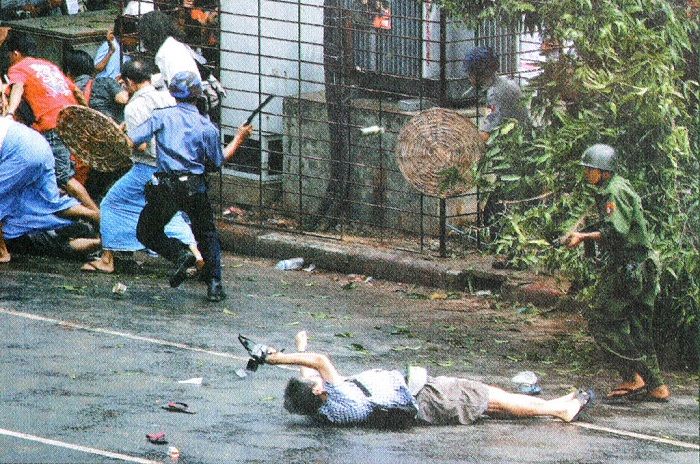 Kenji Nagai memotret meski telah tertembak