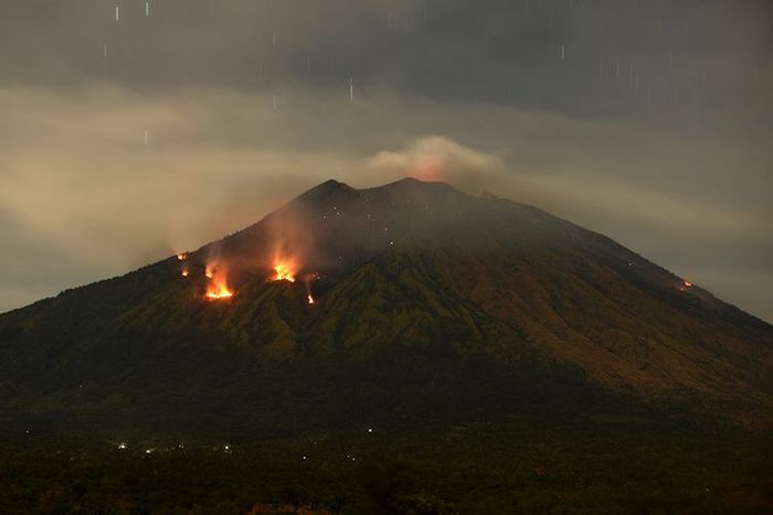 Gunung Agung keluarkan lava pijar