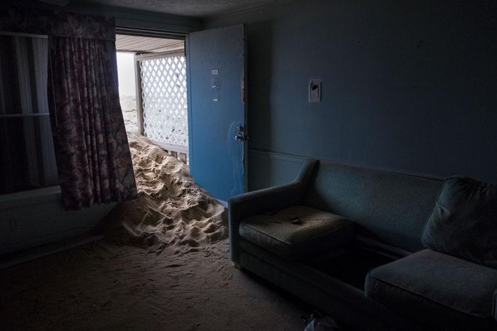Pasir pantai memasuki salah satu penginapan di Carolina Utara.