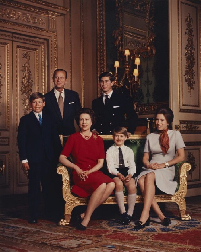 Keluarga Ratu Elizabeth II, (ki-ka berdiri) Pangeran Andrew, Pangeran Philip, Pangeran Charles, (ki-ka duduk) Ratu Elizabeth, Pangeran Edward, Puteri Anne