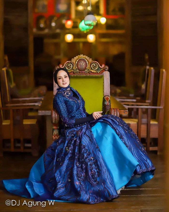 Mulan Jameela tampil kenakan ball gown bernuansa biru yang tampak elegan