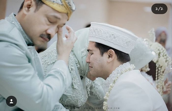 Adi Bing Slamet Menyeka Air Mata