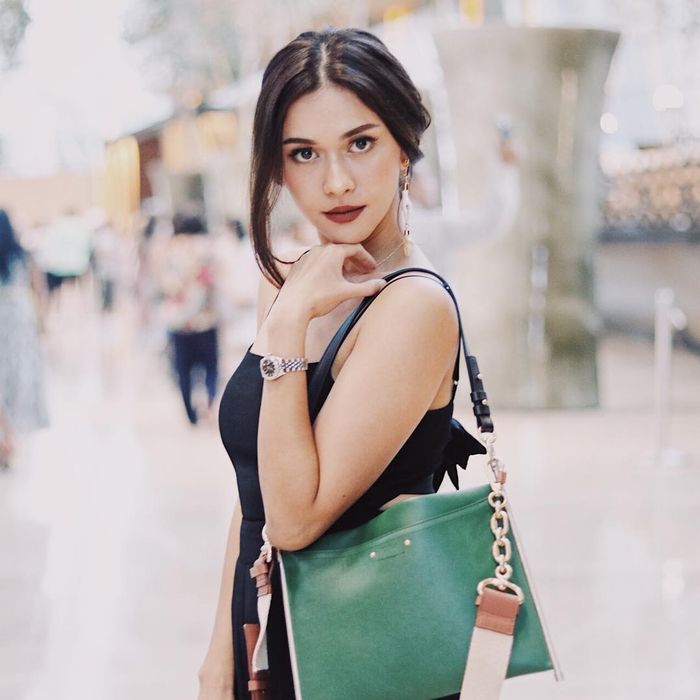 Nana Mirdad terlihat cantik dan sensual dengan makeup bold.