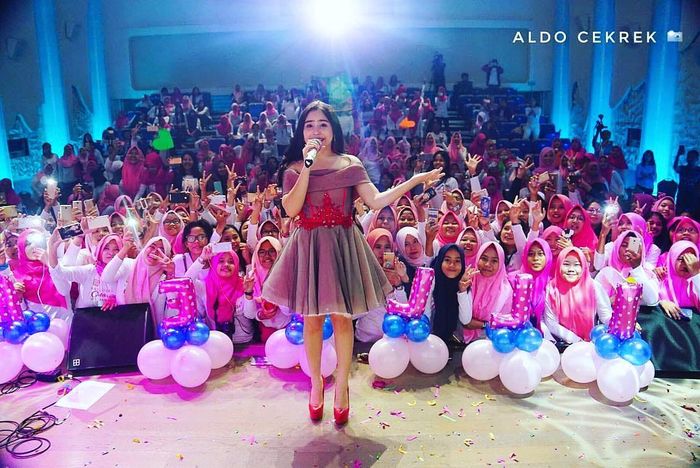 Prilly Latuconsina dikenal dengan sebagai salah satu artis muda yang multitalenta.