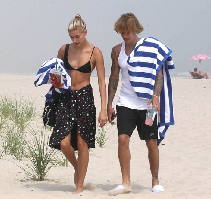 Justin Bieber dan Hailey Baldwin tampak sedang berada di pantai