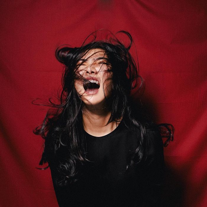 Isyana Sarasvati dalam karakter amarah