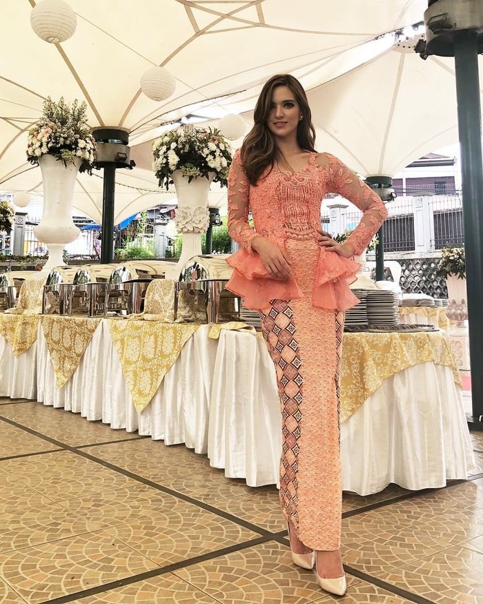 Nia Ramadhani dengan kebaya
