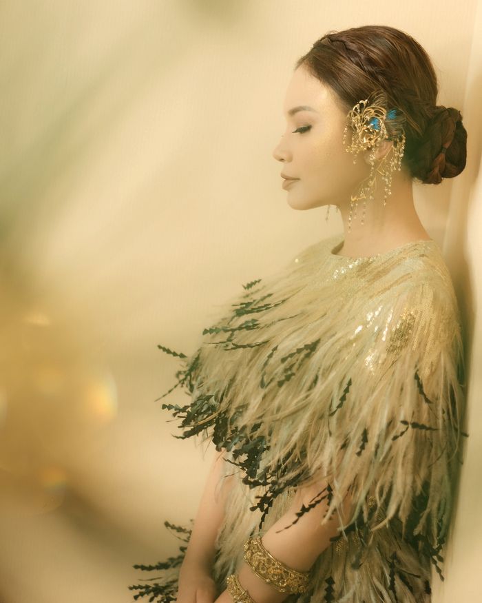 Rossa tampil dengan ear cuffs bernuansa gold