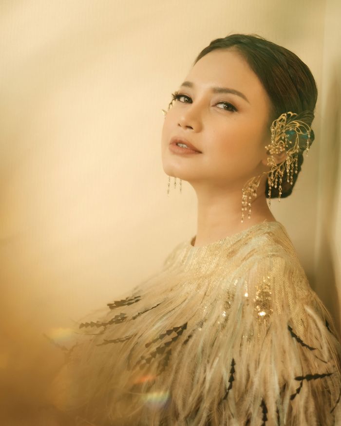 Rossa dengan gaun hasil rancangan Eddy Betty.