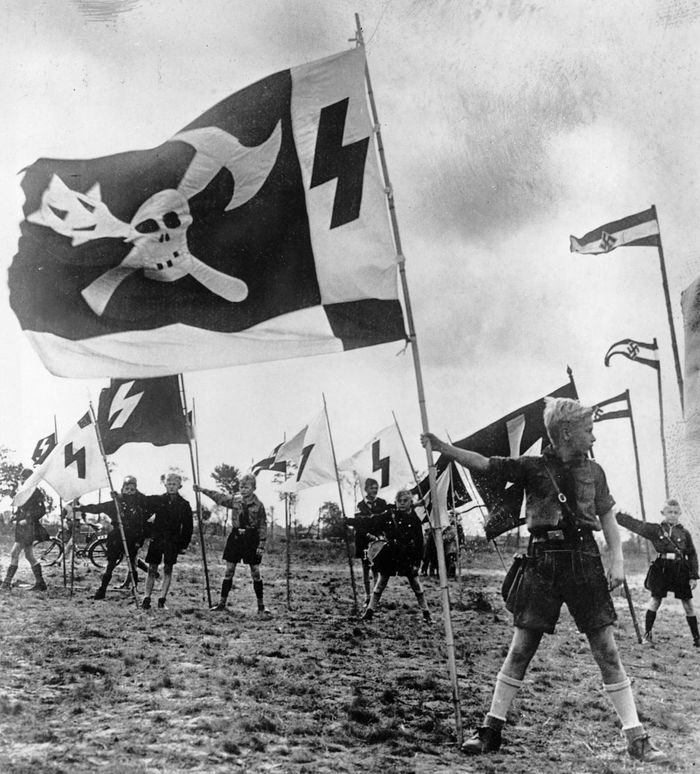 Sejak usia enam tahun, anak-anak Jerman dipaksa bergabung dengan Pemuda Hitler.