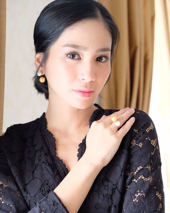 Gaya makeup Bunga Zainal saat kondangan.