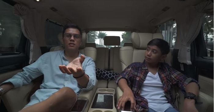 Arief Muhammad berbincang-bincang dengan Bowo Alpenliebe