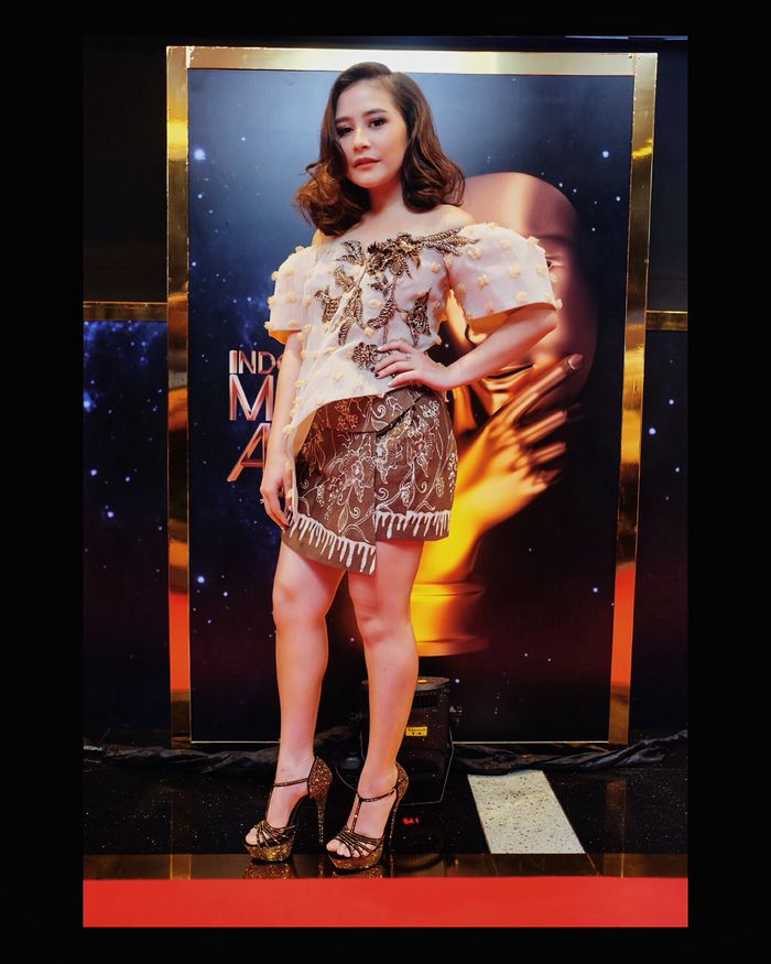 Prilly Latuconsina terlihat tampil seksi dalam balutan busana dengan sentuhan etnik.