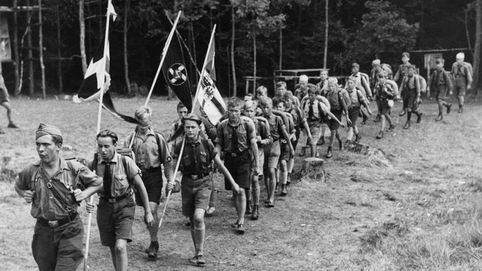 Anggota Pemuda Hitler saat mengikuti kemah musim panas di Berlin, pada 1933.