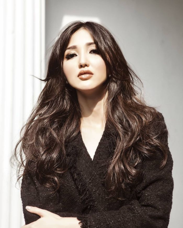 Penampilan Sonia Fergina dengan gaya makeup nuansa cokelat