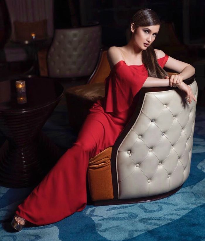 Cinta Laura terlihat begitu glamor dengan off shoulder dress 