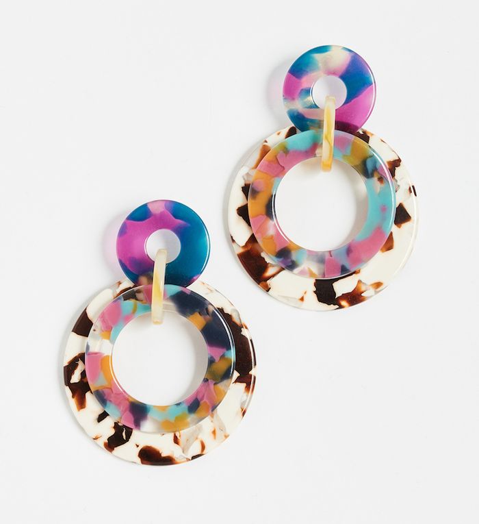 Anting akrilik yang kembali hits