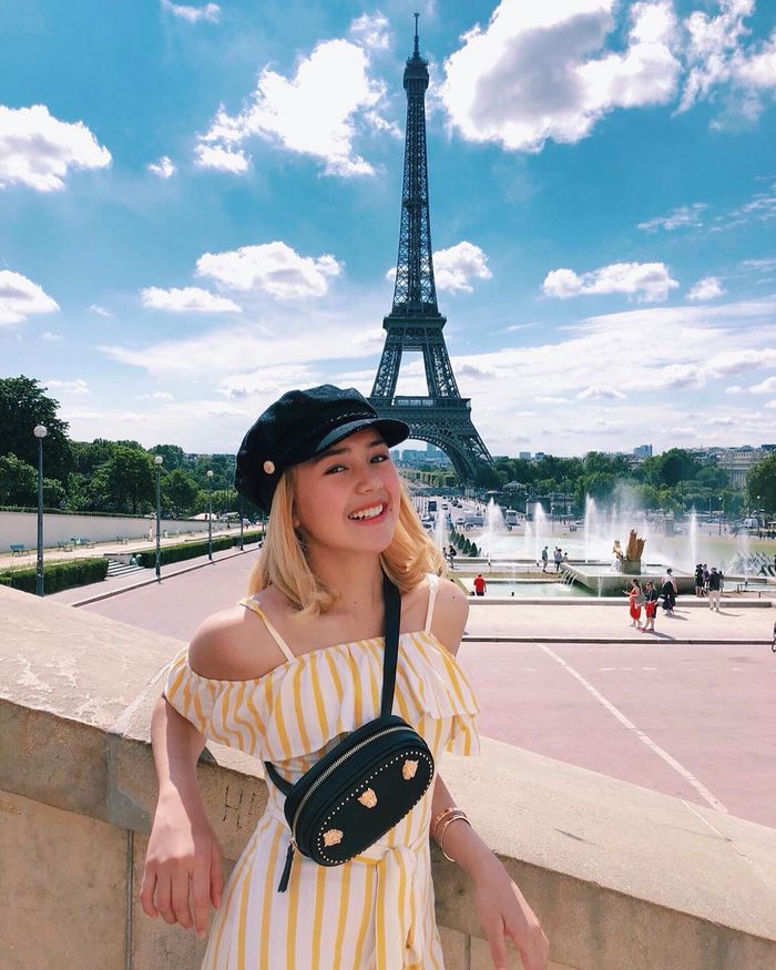 Beby Tsabina tampil stylish dengan cut out top bermotif stripe kuning dan putih