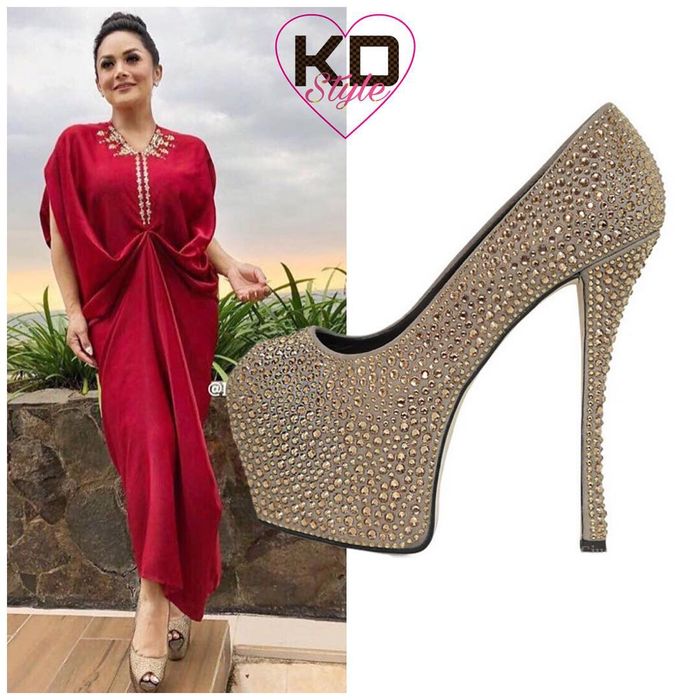 Harga pump heels yang dikenakan Krisdayanti