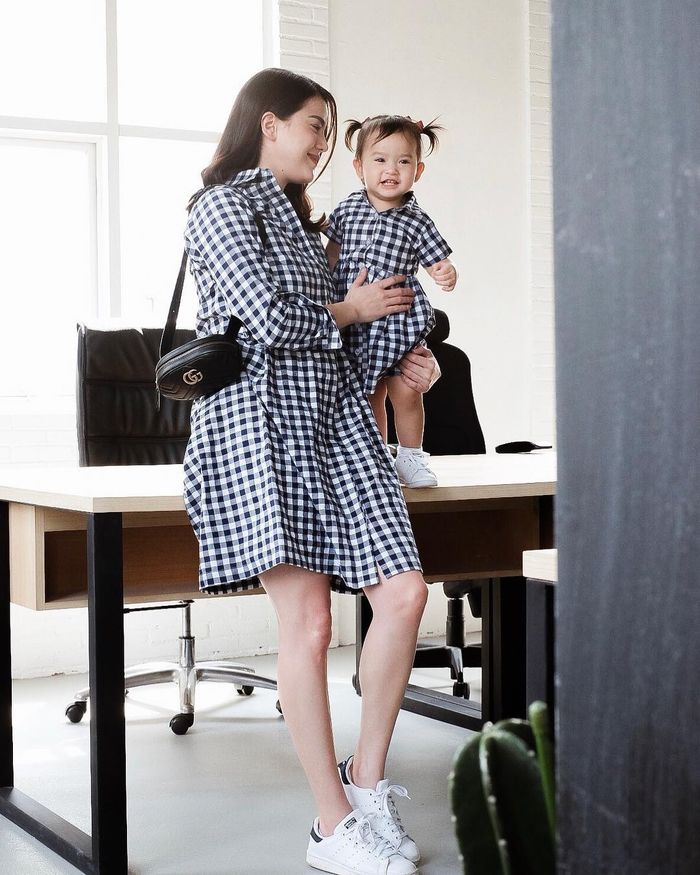 Alice Norin dan buah hatinya tampil dengan shirt dress