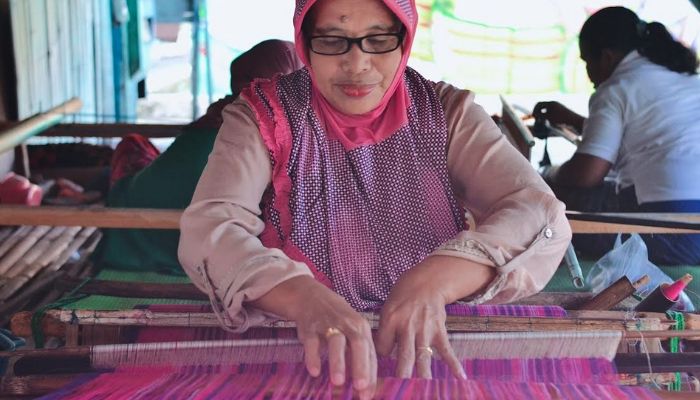 Kain tenun Buton ada sejak abad 14