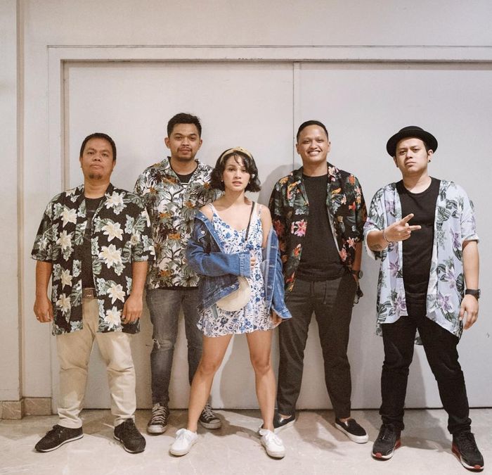 Penampilan Andien dan bandnya