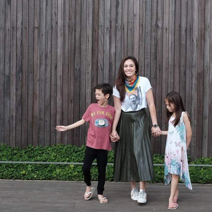 penampilan Wulan Guritno yang masih seperti ABG.