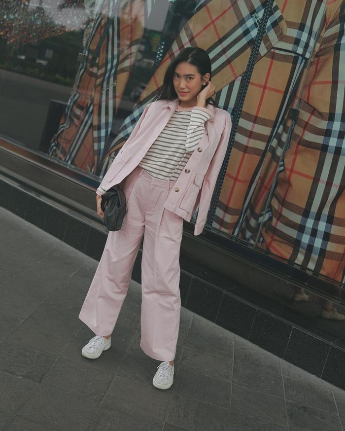 Alika Islamadina tampil dengan outfit berwarna pink