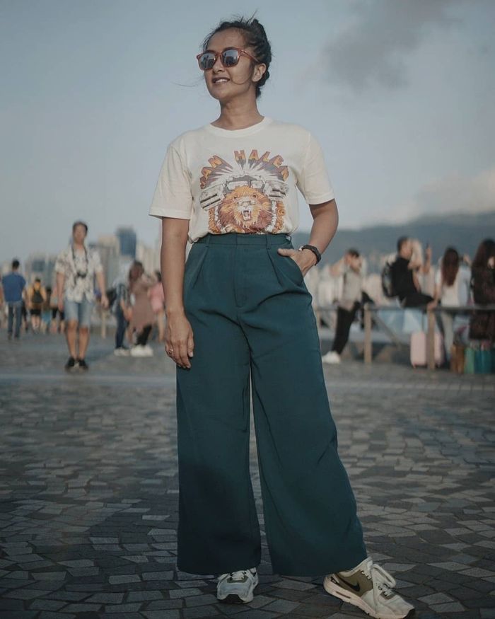 Widi Mulia selalu tampil dengan gaya yang fresh dan ekspresif