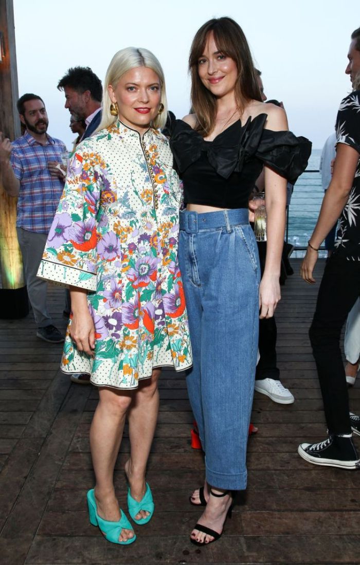 Dakota Johnson terlihat menghadiri acara Maison St-Germain di Malibu dalam balutan busana kasual