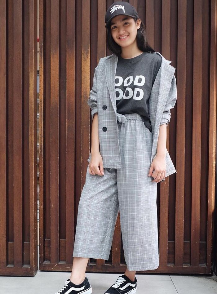 Gaya monokrom Febby Rastanty