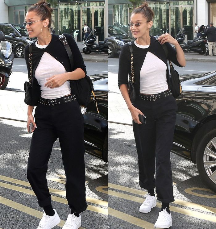 Gaya kasual Bella Hadid dengan outfit monokrom