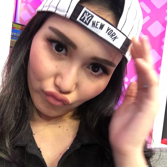 Ayu Ting Ting dengan pose duck face 