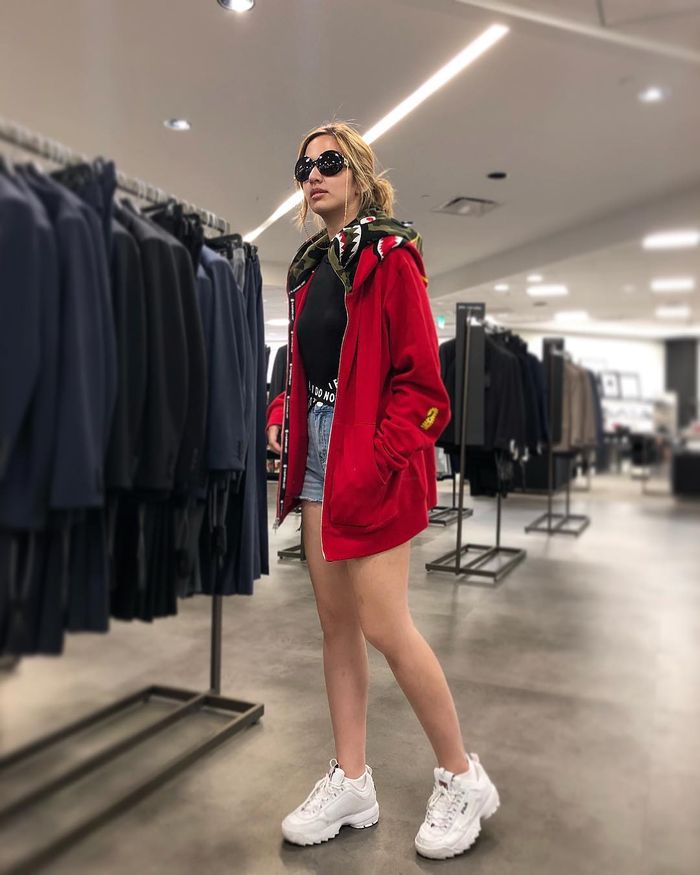 Nia Ramadhani tampak cantik mengenakan plain t-shirt, hot pants denim dan oversized jaket