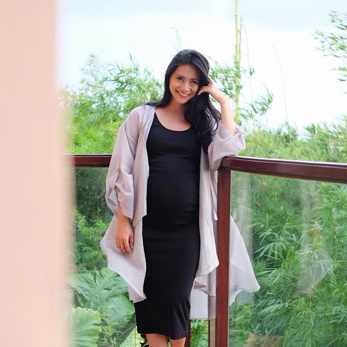 Rini Yulianti tampil dalam balutan bodycon dress 