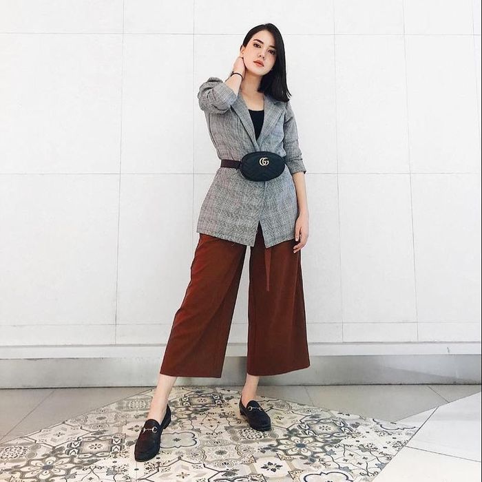 Alice Norin kenakan waist bag