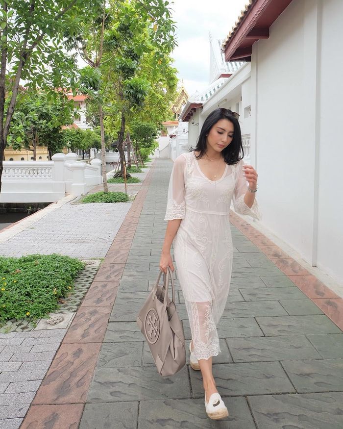 Tyas Mirasih tampak chic dalam balutan dress transparan dengan aksen lace