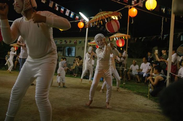 Tarian Obon dilakukan untuk menyambut arwah leluhur di Bumi.