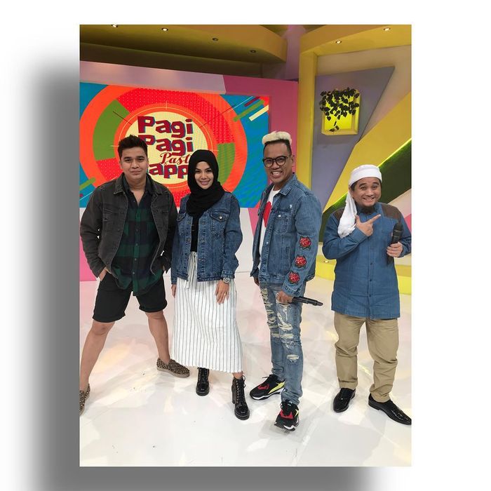 Gaya Kasual Nikita Mirzani dengan Jaket Denim