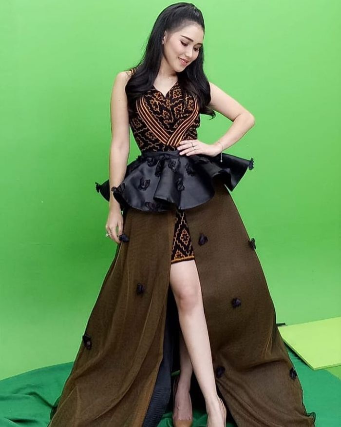 Ayu Ting Ting dengan dress tenun Ende khas NTT