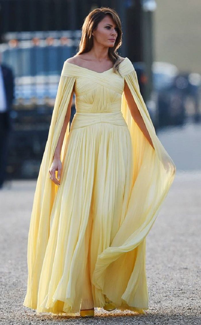Melania Trump dengan Cape Dress
