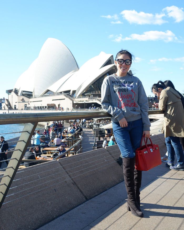 Nindy dalam balutan 'lipstick sweatshirt' abu-abu dari brand Moschino 