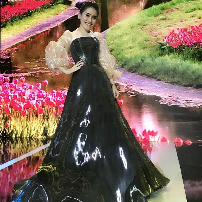 Ayu Ting Ting tampil dalam balutan gaun yang terlihat unik
