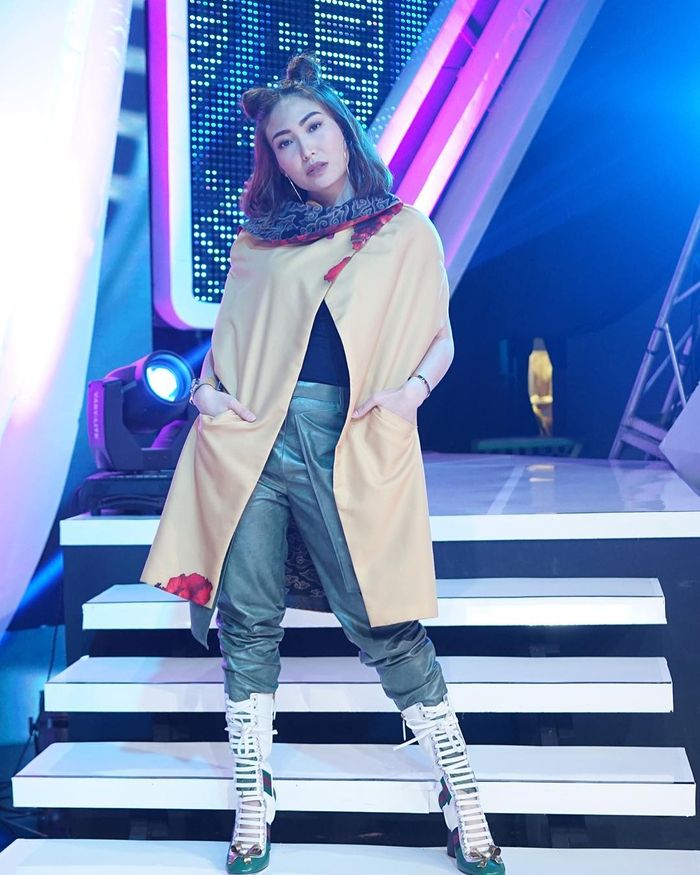 Ayu Dewi mengombinasikan outfit batiknya dengan tampilan nyentrik dari sepatu boots yang dikenakannya